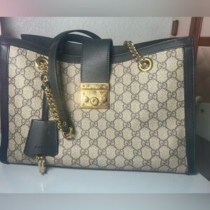 Selling this medium Padlock Gucci bag I got about 5 years ago